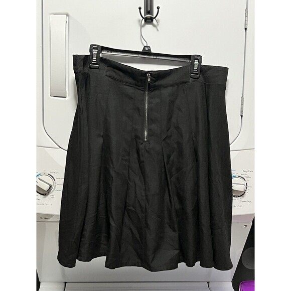 NWOT Torrid Pleated Cheerleader Zip Closure Mini Skirt Plus Size 1X Goth Punk - Picture 2 of 3
